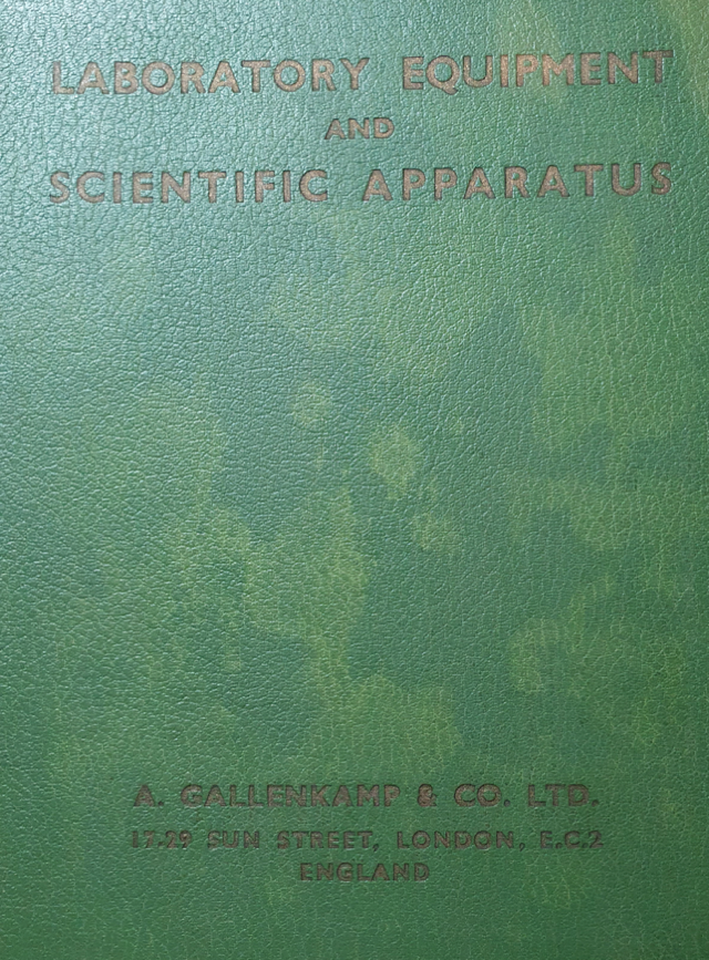 A green leather cover with text
Description automatically generated