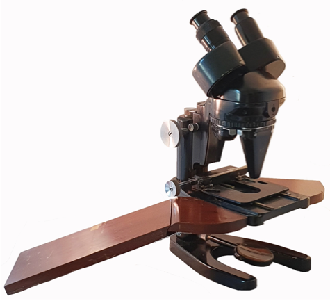 A microscope on a white background
Description automatically generated