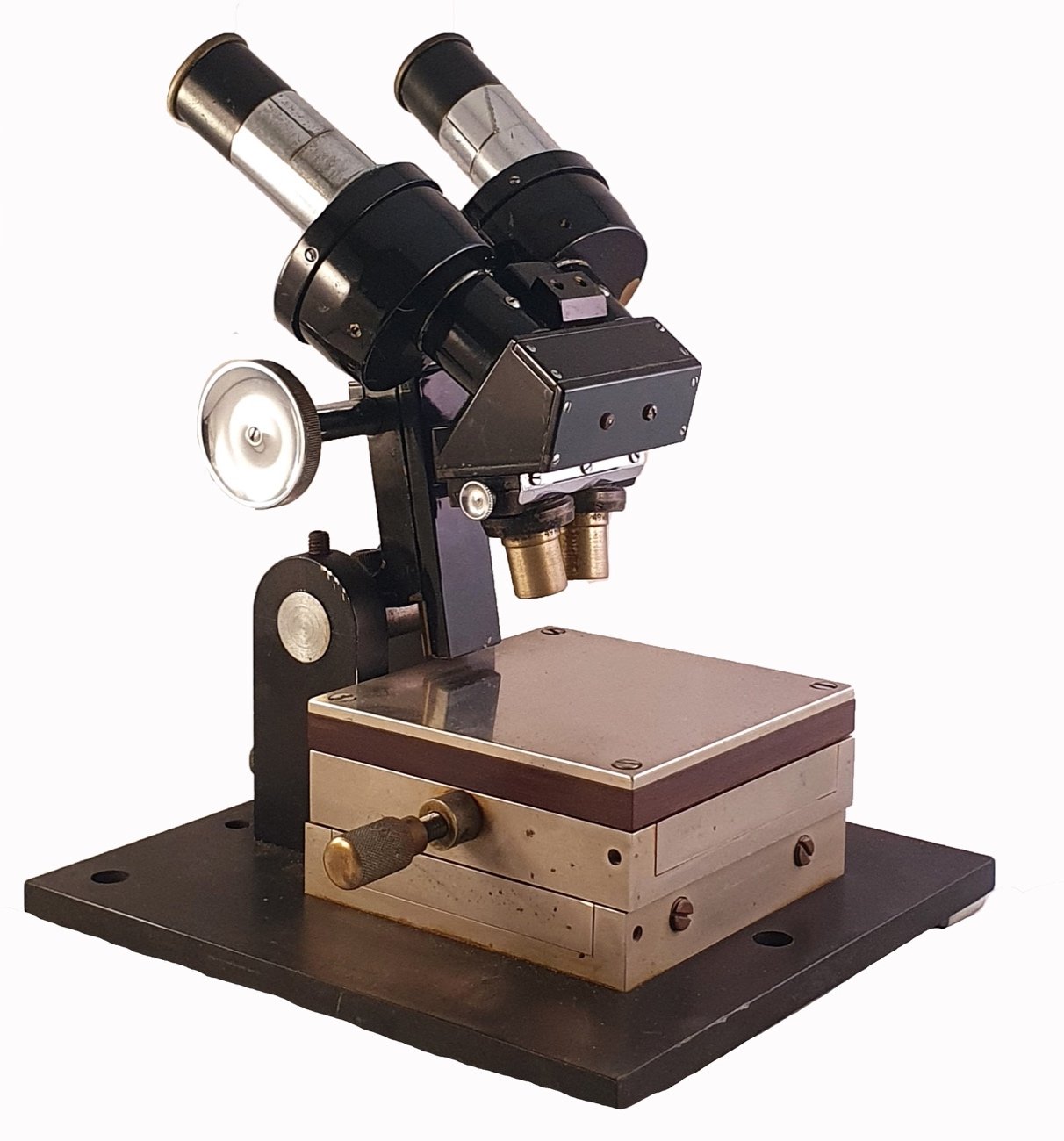 A close-up of a microscopeDescription automatically generated