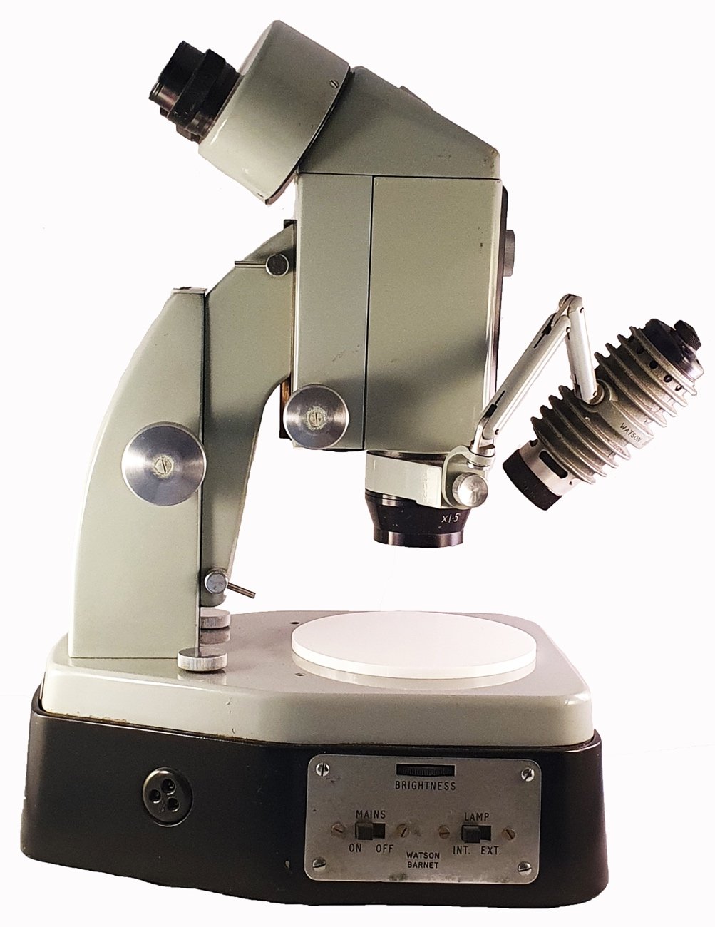 A close-up of a microscopeDescription automatically generated