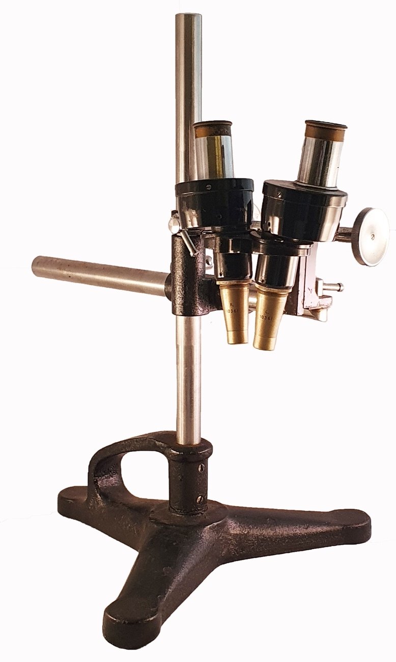 A close-up of a microscopeDescription automatically generated