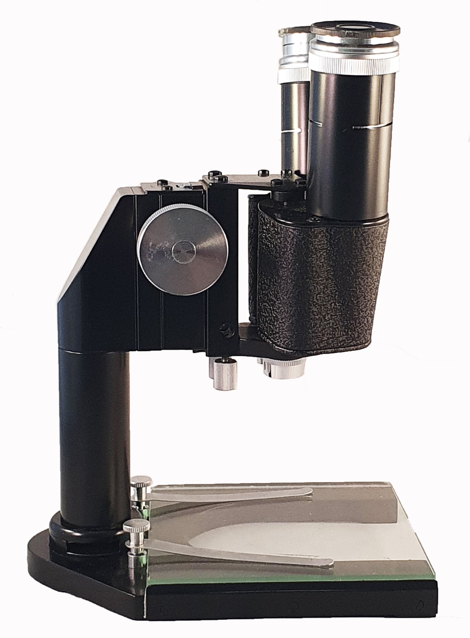 A black and silver microscopeDescription automatically generated