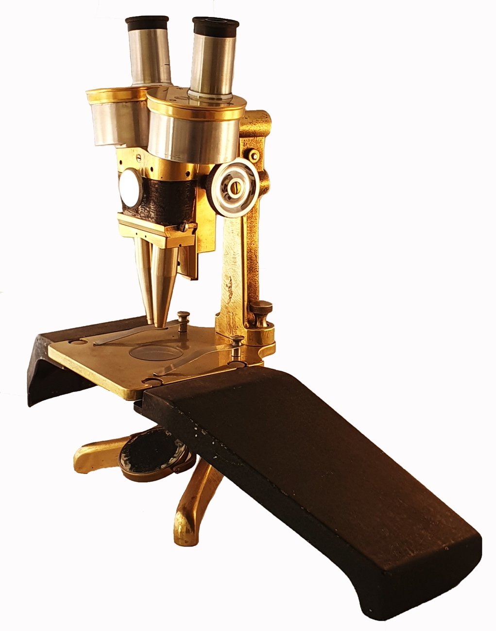 A close-up of a microscopeDescription automatically generated