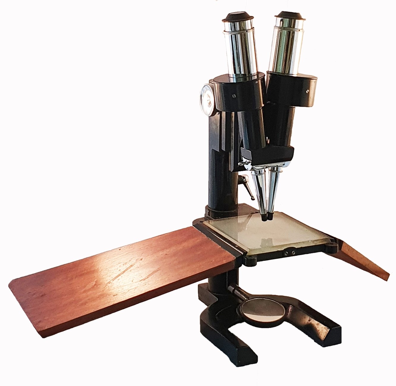 A microscope with a wooden surfaceDescription automatically generated