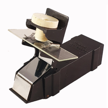 A black and silver microscope
Description automatically generated