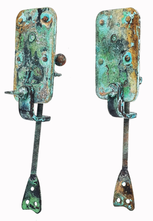 A close-up of a metal device
Description automatically generated